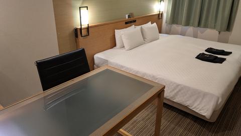 Candeo Hotels guest room bed and desk