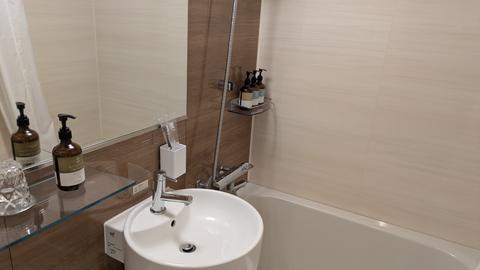 Clean shower tub and amenities