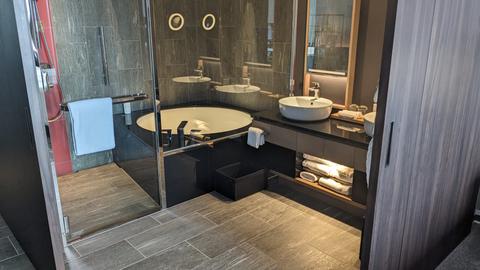 The centerpiece: A deep circular tub