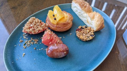 Buffet choices for breakfast