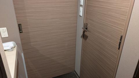 部屋との区切りに扉有。プライベート感が保たれます。