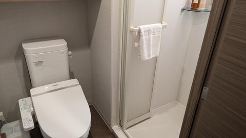 部屋：トイレとシャワールーム
