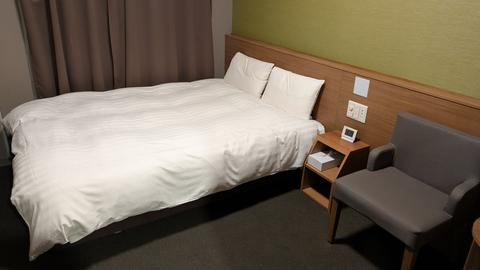 大きなベッドと一人掛け用の椅子