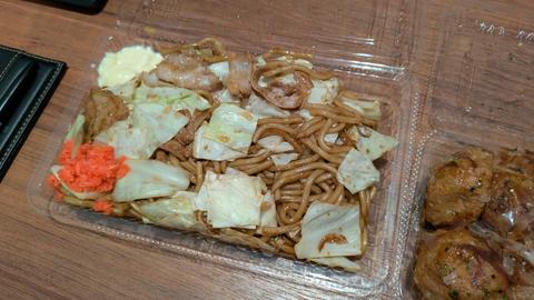 近隣のジャンボ酒場で購入したテイクアウトの焼きそば。熱々です！