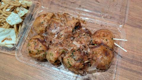 たこ焼きもテイクアウトで。