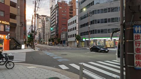 ホテル前の大通り。車通りは多くないため騒音が気にならないです。