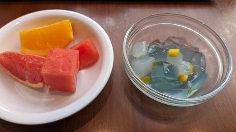 朝食：フルーツやちょっとしたスイーツも