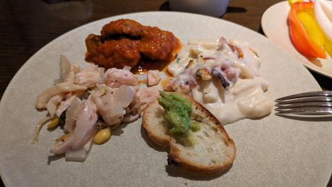 ラウンジのスイーツとオードブル