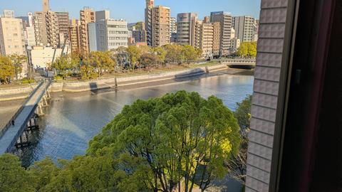 窓からの眺め：川と街並み