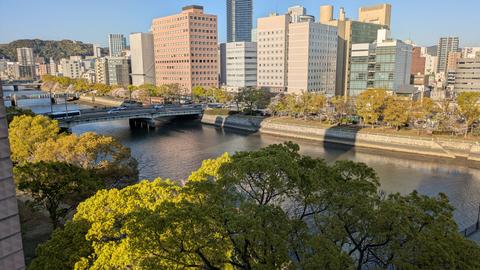 窓からの眺め：川と街並み