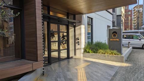 EN HOTELの入り口。モダンな外観のホテル。