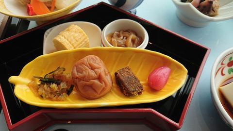 COOKA和朝食：和朝食のお膳、小鉢と梅干し