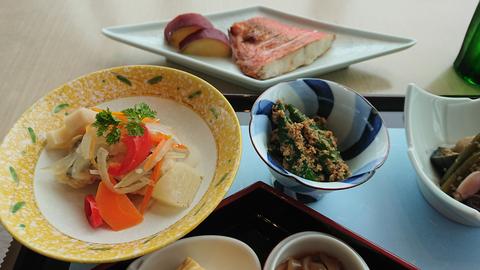 COOKA和朝食：魚と野菜中心の彩り豊かな和食膳。