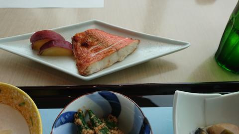 COOKA和朝食：和食膳の焼き魚とサツマイモ添え