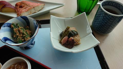 COOKA和朝食：焼き魚、和え物、煮物などが並ぶ和食膳