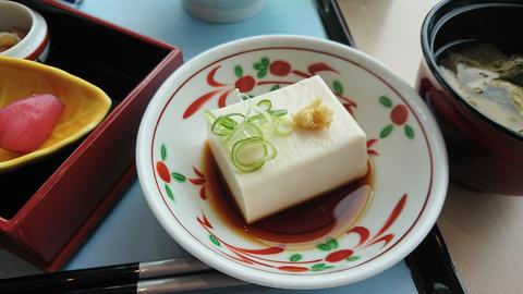 COOKA和朝食：冷奴と味噌汁、漬物の和食