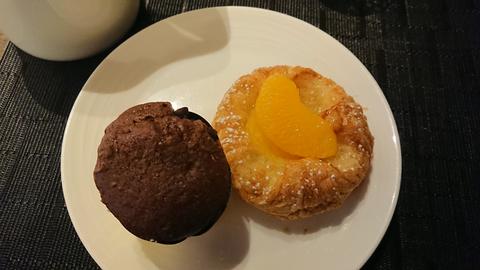 チョコレートマフィンとオレンジデニッシュ