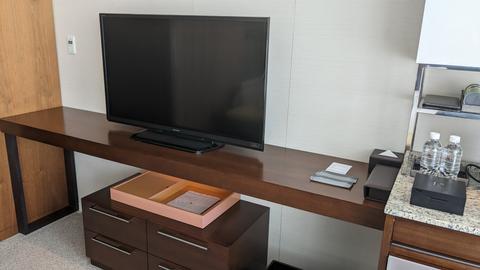 ホテルの部屋のテレビとデスクエリア