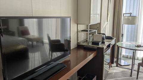 ホテルの客室とテレビ、デスク