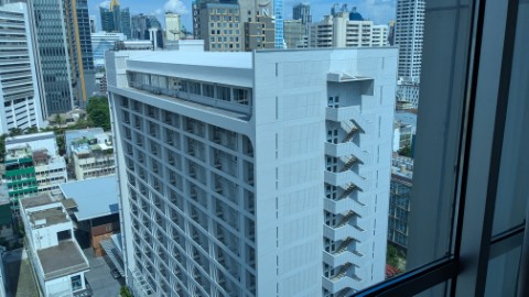 部屋の窓から。向かいのコンドが見えますが解放感はあります。